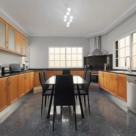 וילה Charming In *