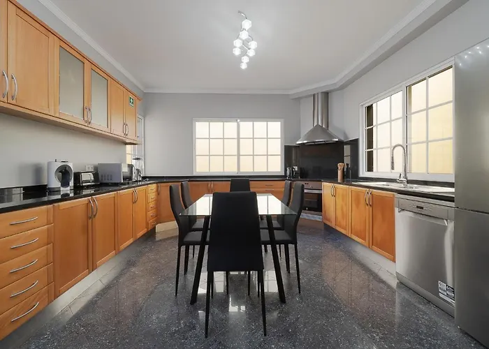 וילה Charming In *